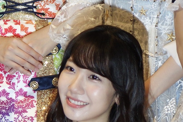 柏木由紀の眼鏡＋彼シャツ姿にファン悶絶！ 画像