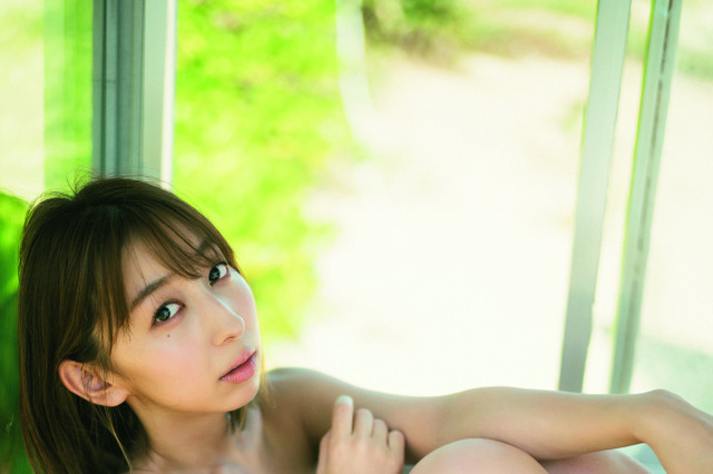 飯田里穂、水着&ランジェリー姿も収録の20周年写真集発売! 画像