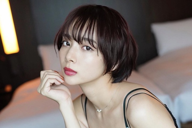 岡田紗佳、大胆カット満載の写真集が明日発売!SNSにアザーカット公開中 画像