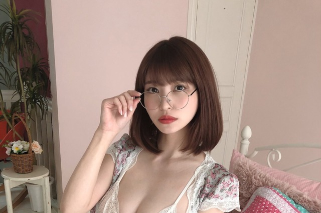 岸明日香扮するランジェリーのメガネ美女にファン大興奮! 画像
