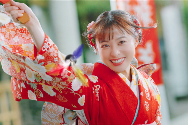 橋本環奈とCMで羽子板を楽しむ晴れ着美女3人組は誰？！ 画像