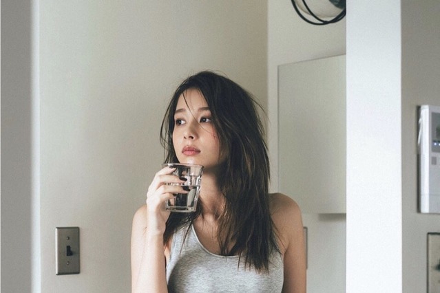 Niki、インスタで抜群のくびれ披露！「美しすぎる」と反響 画像