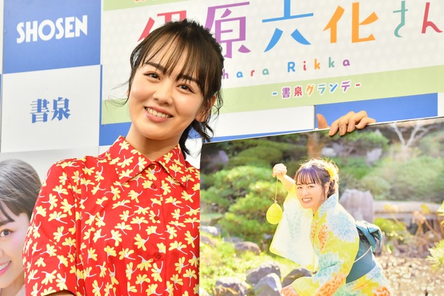 伊原六花が「スクールカレンダー2020」をリリース、水着カットや艶やかドレス姿も披露 画像