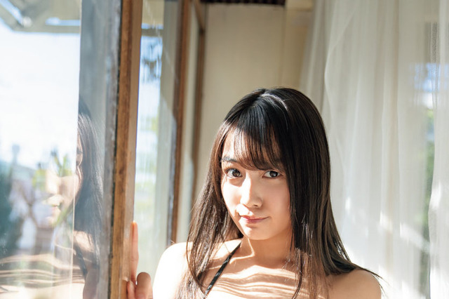 黒木ひかり、ふっくらバストのビキニ姿披露! 画像