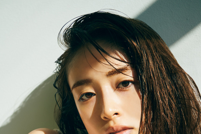 レース地衣装で大胆セクシー!泉里香、写真集アザーカットが公開に 画像