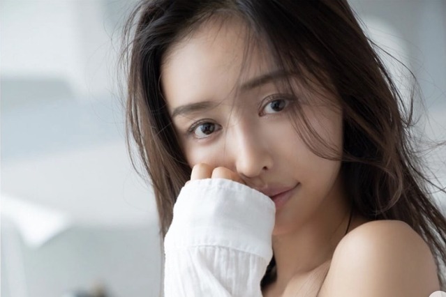 加治ひとみの引き締まった“かぢボディ”にファンうっとり！グラビア別カットが公開に！ 画像