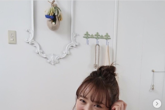 神部美咲、セクシーな谷間強調カット公開！グラビアオフショットにファン歓喜 画像