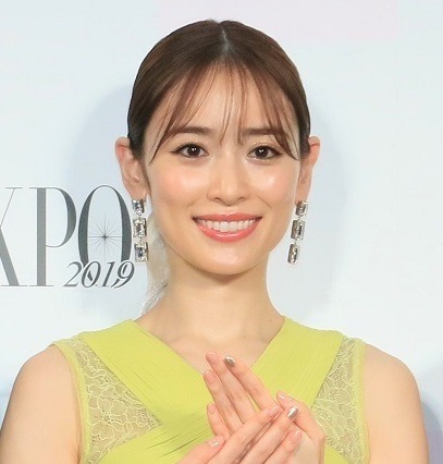 泉里香、バスト強調のセクシーエプロン姿披露! 画像