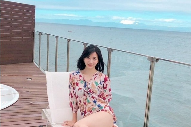 服部彩加、抜群のプロポーションに絶賛の声!「さすが美脚」「透明感凄い」 画像