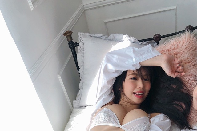 鈴木ふみ奈の刺激的なランジェリーショットにファン大興奮！ 画像