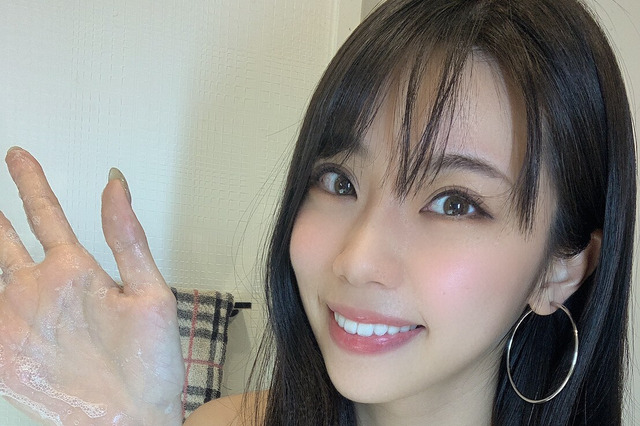 鈴木ふみ奈がタンクトップ姿でレクチャー！「手洗い動画」に反響 画像