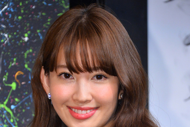 こじはる、32歳の誕生日報告！セクシーなミニワンピ姿に注目も 画像