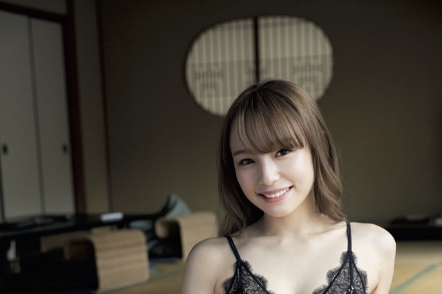 鈴木ユリア、色気たっぷり黒ランジェリーショット＆アザーカット公開！ 画像