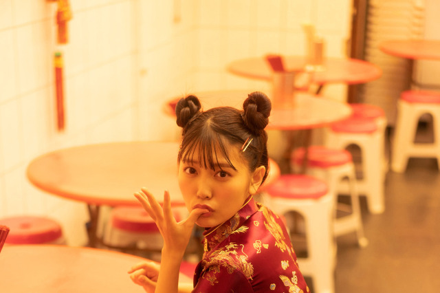 「まねきケチャ」松下玲緒菜の1st写真集が明日発売!チャイナドレス姿のオフショット動画も公開に! 画像