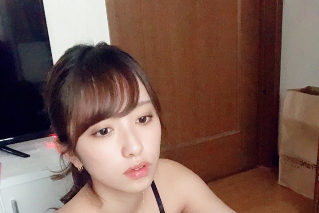 女子大生グラドル・高梨瑞樹、レポート執筆中の私服がセクシーすぎると反響! 画像