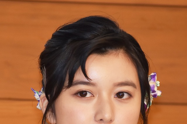 上白石萌歌、巨大盃でリモート飲み会!?　写真にファン驚き 画像