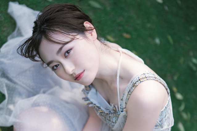 福原遥、透明感際立つ装いでグラビアに登場!美肌チラリのシースルードレス姿も! 画像