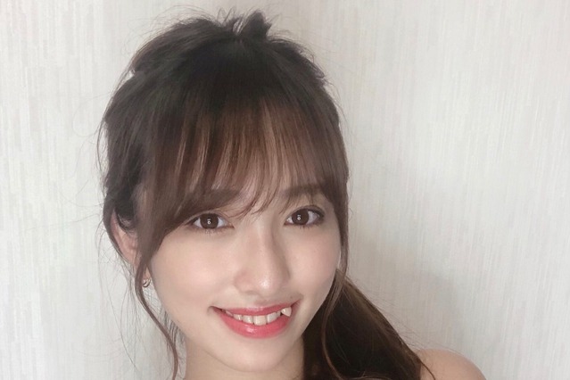 高梨瑞樹「ちょっとだけだぞ～」……谷間チラリのセクシーショット公開！ 画像