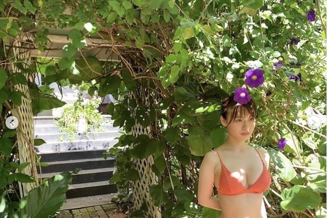 井口綾子、ビキニあり・ヘソチラありの写真集のオフショットを公開！ 画像
