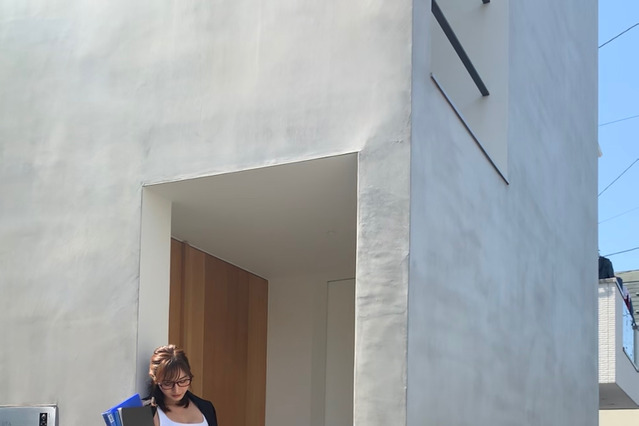 実はインナーは水着!?　ほのか、スタイリッシュにスーツ着こなし！ 画像