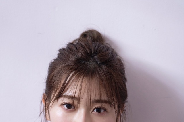 欅坂46・守屋茜が開放感のあるワンピ姿！20ページのロンググラビアに登場！ 画像