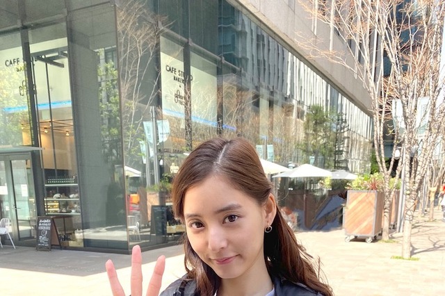 新木優子、“スリーピース”ショットで『スーツ2』放送再開をアピール！ 画像