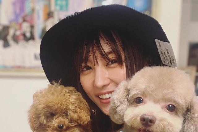石川恋、ワンちゃん2匹との幸せショット公開！「可愛いの渋滞」「癒される」 画像