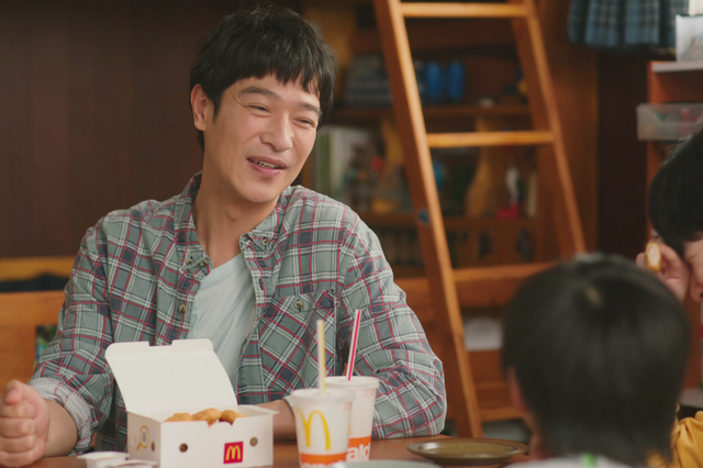 堺雅人、新CMで父親役！子役たちとアドリブで掛け合い 画像