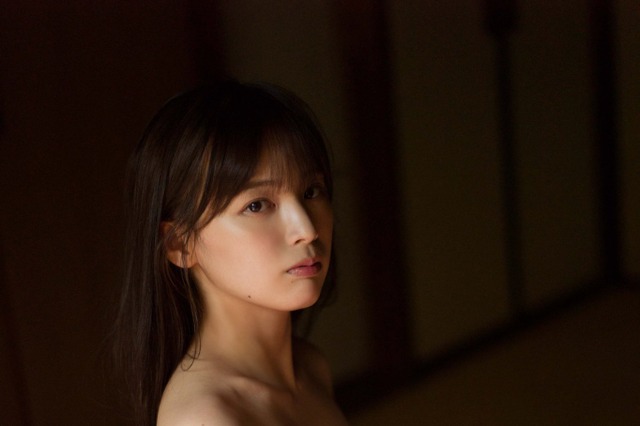 立野沙紀、水着姿でしっとりセクシー……グラビアで新境地の色気! 画像