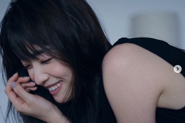 高橋ひかる、黒ワンピに漂う大人の色気！ファン「その眼差し素敵です」「ほんと美人」 画像