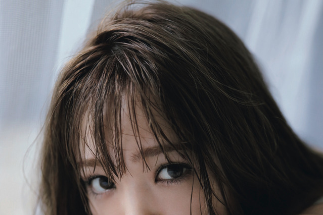 藤田ニコル、シャツ着ながら夜のプール！写真集オフショット動画公開 画像