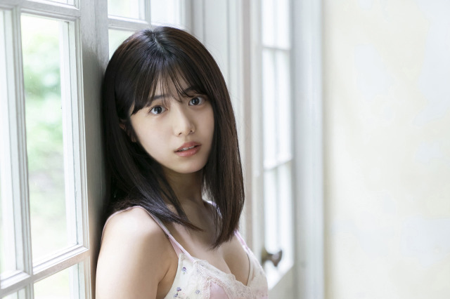 ブレイク中の純粋美少女・吉田莉桜、表紙＆グラビアでピュアな色気披露 画像