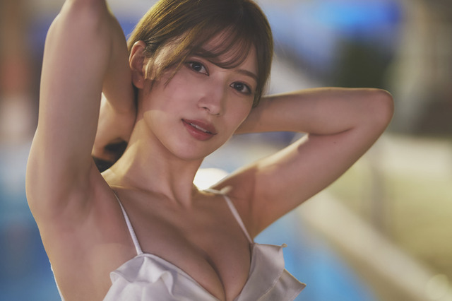 雪平莉左、圧巻の美くびれをナイトプールで披露！ 画像