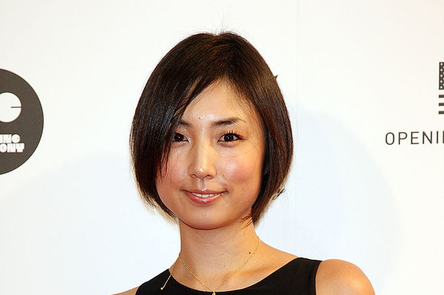 MEGUMI、生足セクシーなミニスカ姿披露! 画像