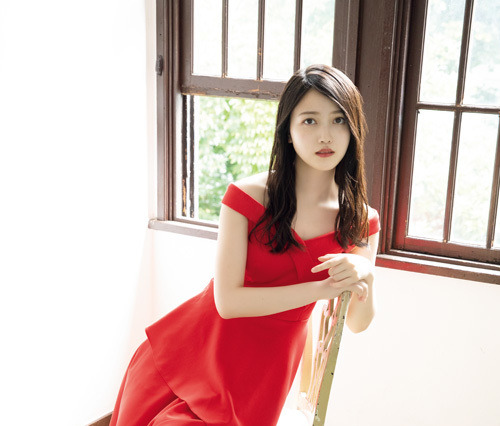 乃木坂46・久保史緒里、真っ赤なドレスで華やかに！ 画像