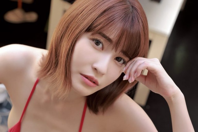 岸明日香、赤ビキニで弾けるボディ披露！『週刊SPA！』生配信番組メインMCに！ 画像