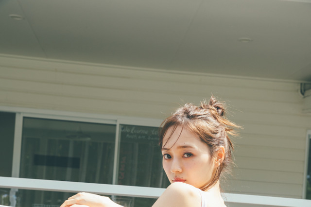 乃木坂46・梅澤美波、引き締まったボディラインを大胆披露……写真集ビキニカット公開 画像