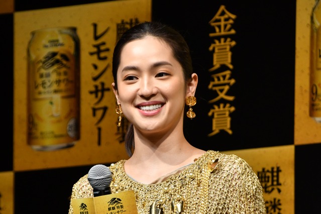 中村アン、全身ゴールドの衣装で登場！内村光良「ローマ帝国を彷彿させる！」 画像