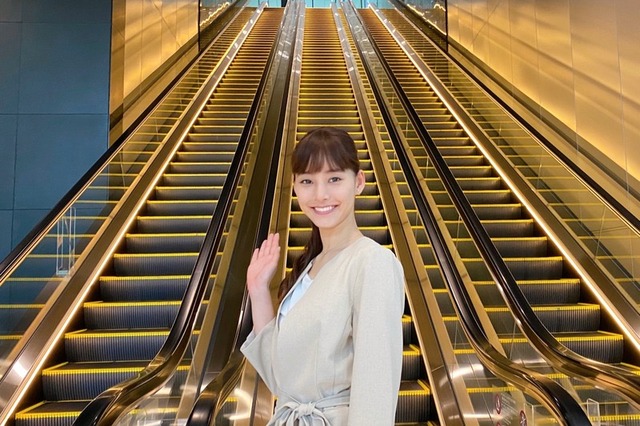 エスカレーターもお洒落なドラマセットに!美しすぎる新木優子のオフショット公開 画像