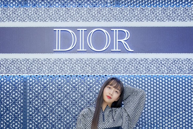Cocomi、ショーパン+ブーツのDIORファッションで可愛さ全開 画像