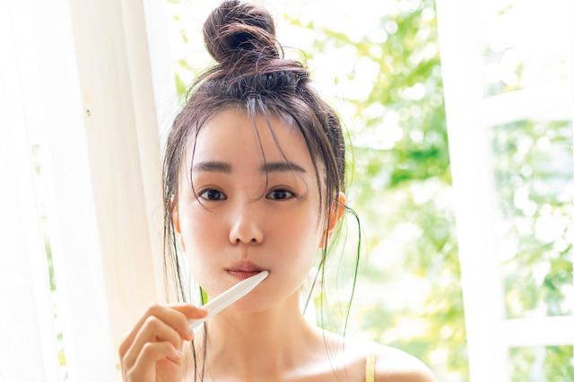 奈緒が休日に見せるリラックスモード……自然体の姿をグラビア撮影！ 画像