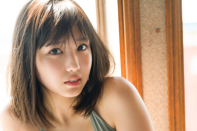 現役女子高生・沢口愛華、“背伸び”したセクシー水着姿に挑戦！ 画像