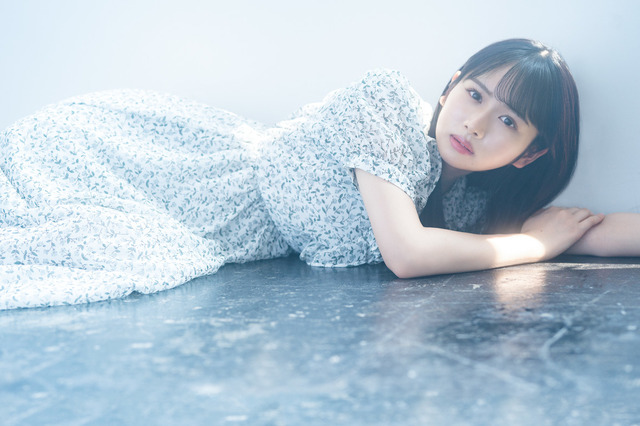 日向坂46・上村ひなの、“直球”正統派グラビアで新しい一面を披露! 画像