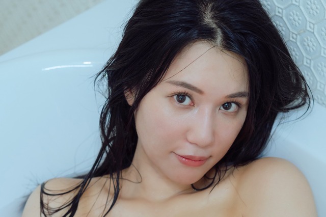 元AKB48・鈴木まりや、初写真集で攻めた手ブラ姿披露！ 画像