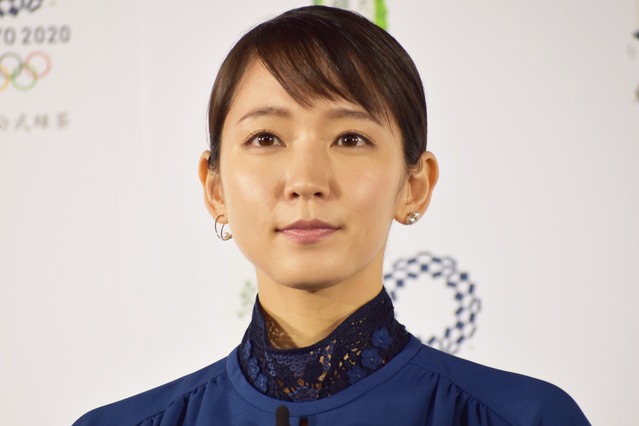 「やばい、巨乳」「よき谷間」……吉岡里帆の谷間ちらりカットに反響！ 画像