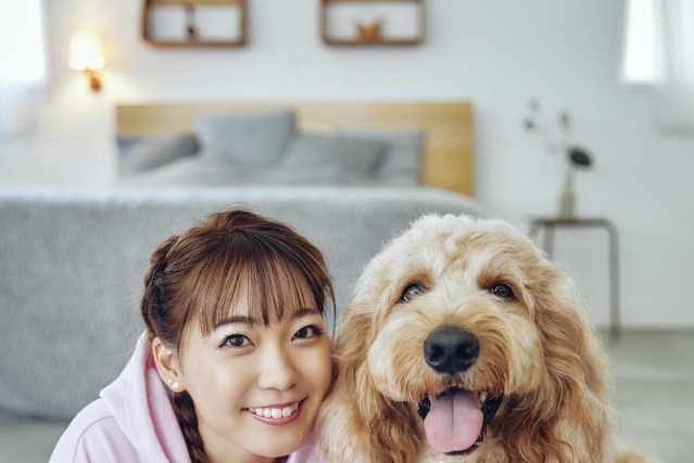 人気声優・斉藤朱夏、大型犬とキュートな笑顔みせる先行カット 画像