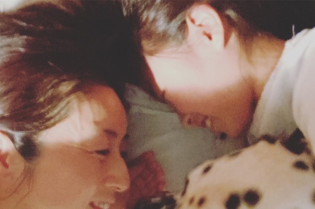 高岡早紀、娘＆愛犬との幸せあふれる添い寝写真を公開！ 画像
