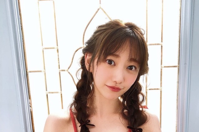 関根優那が2021年カレンダー！くっきり谷間がセクシーなオフショット公開！ 画像