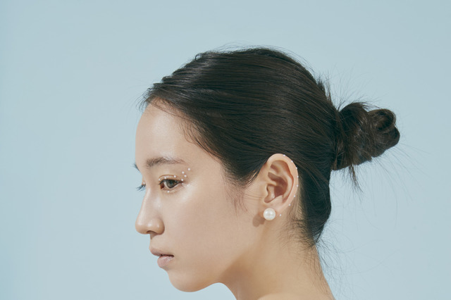 吉岡里帆、露出多めのカットに挑戦!2年ぶりの写真集が本日発売! 画像