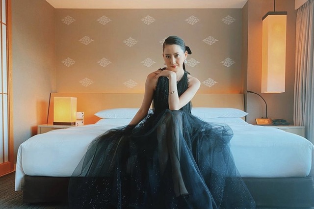 河北麻友子、ゴージャスな黒の透け感ドレスに「女神か」「美しい」の声も 画像